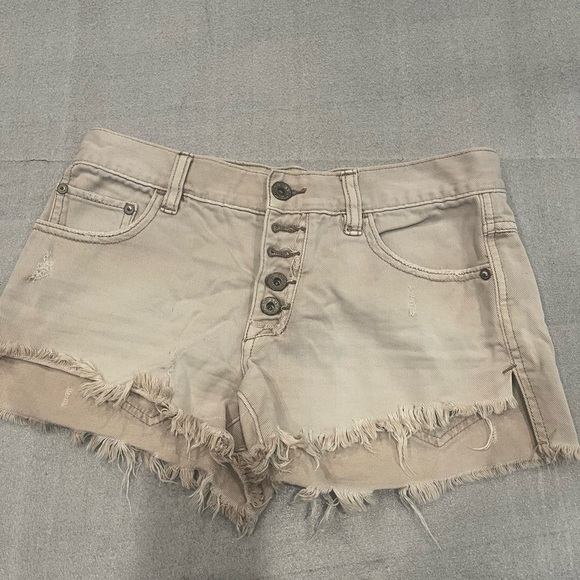 [W24]Free People Tan Jean Shorts Distressed Frayed Hem Button - Picture 2 of 8